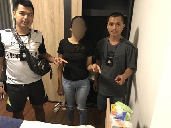 รวบสาวพร้อมของกลาง ทั้งไอซ์และยาบ้า ขยายผลรวบผู้ร่วมแก๊งได้อีก | News by The Thaiger