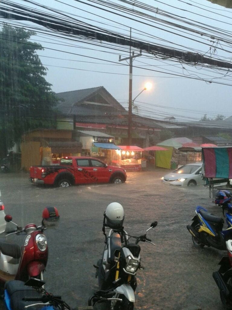 ภูเก็ตฝนถล่มหนักนานกว่า2ชั่วโมงทำน้ำท่วมหลายจุดขณะ12เที่ยวบินได้รับผลกระทบ. | News by The Thaiger