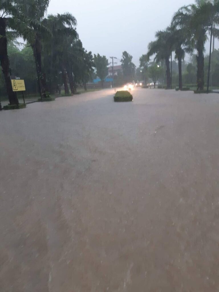 ภูเก็ตฝนตกหนักทำน้ำท่วมหลายจุด และดินสไลด์ ผู้ว่าฯสั่งทุกหน่วยงานเตรียมพร้อมรับมือ | News by The Thaiger