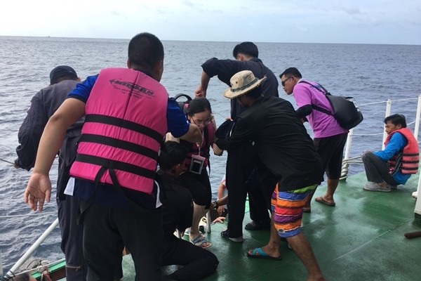 เจ้าท่าส่งเรือช่วยนักท่องเที่ยวติดเกาะราชา จ.ภูเก็ต คลื่นสูง 3 เมตร | News by The Thaiger