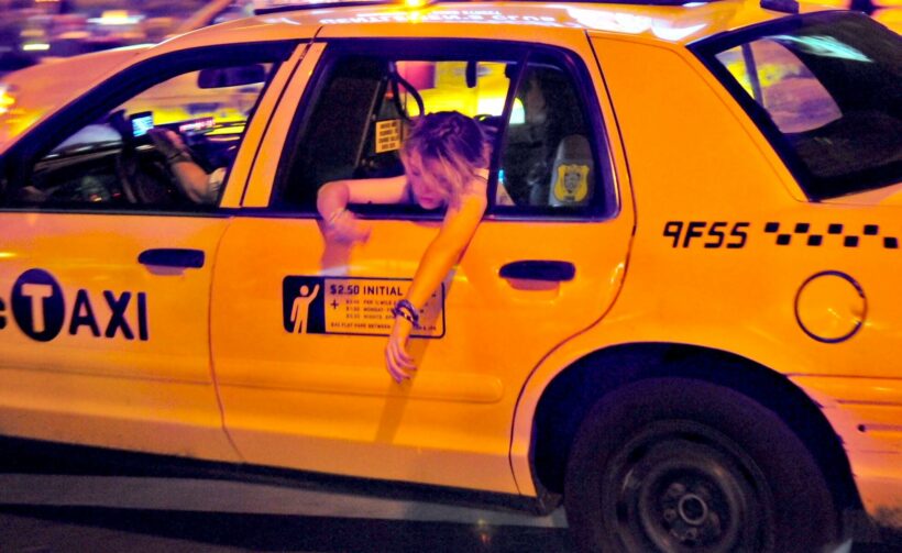 Миниатюрная азиатская фитнес-крошка резвится в такси
