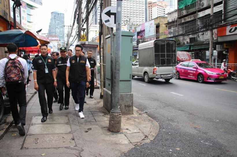 สกลธี ตรวจทางเท้า