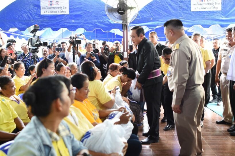 พลเอกประยุทธ์ สุโขทัย น้ำท่วม เลี้ยงปลา