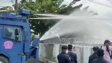 ตำรวจ ฉีดน้ำ 17 พ.ย.