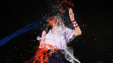 นักเรียนถูกสาดีสี ขณะชูสามนิ้ว