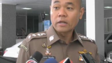 ม็อบชนม็อบ