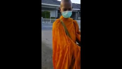 พระเดินบิณฑบาต