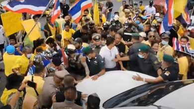 เสื้อเหลืองล้อมรถ