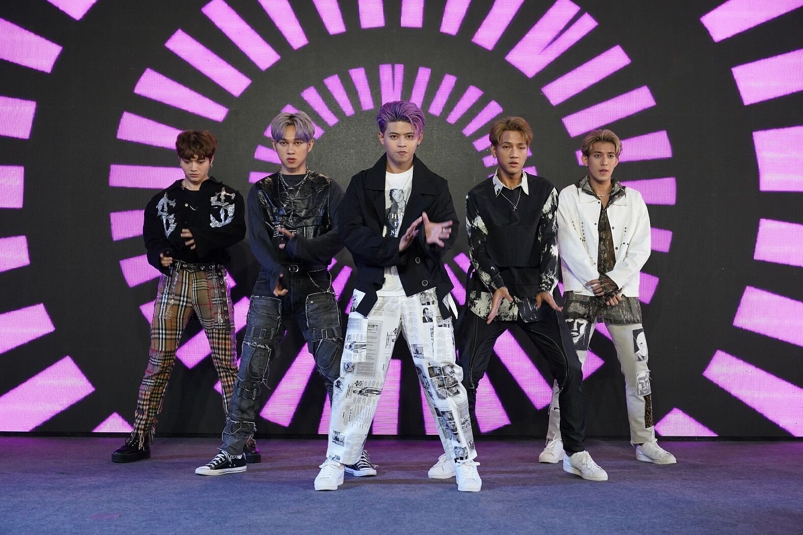 แฮนด์ซั่ม เอนเตอร์เทนเม้นท์ เอ็ม บี เค เซ็นเตอร์