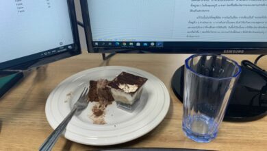 แก้วเปล่า 1 ใบ กับเค้กช็อกโกแลต