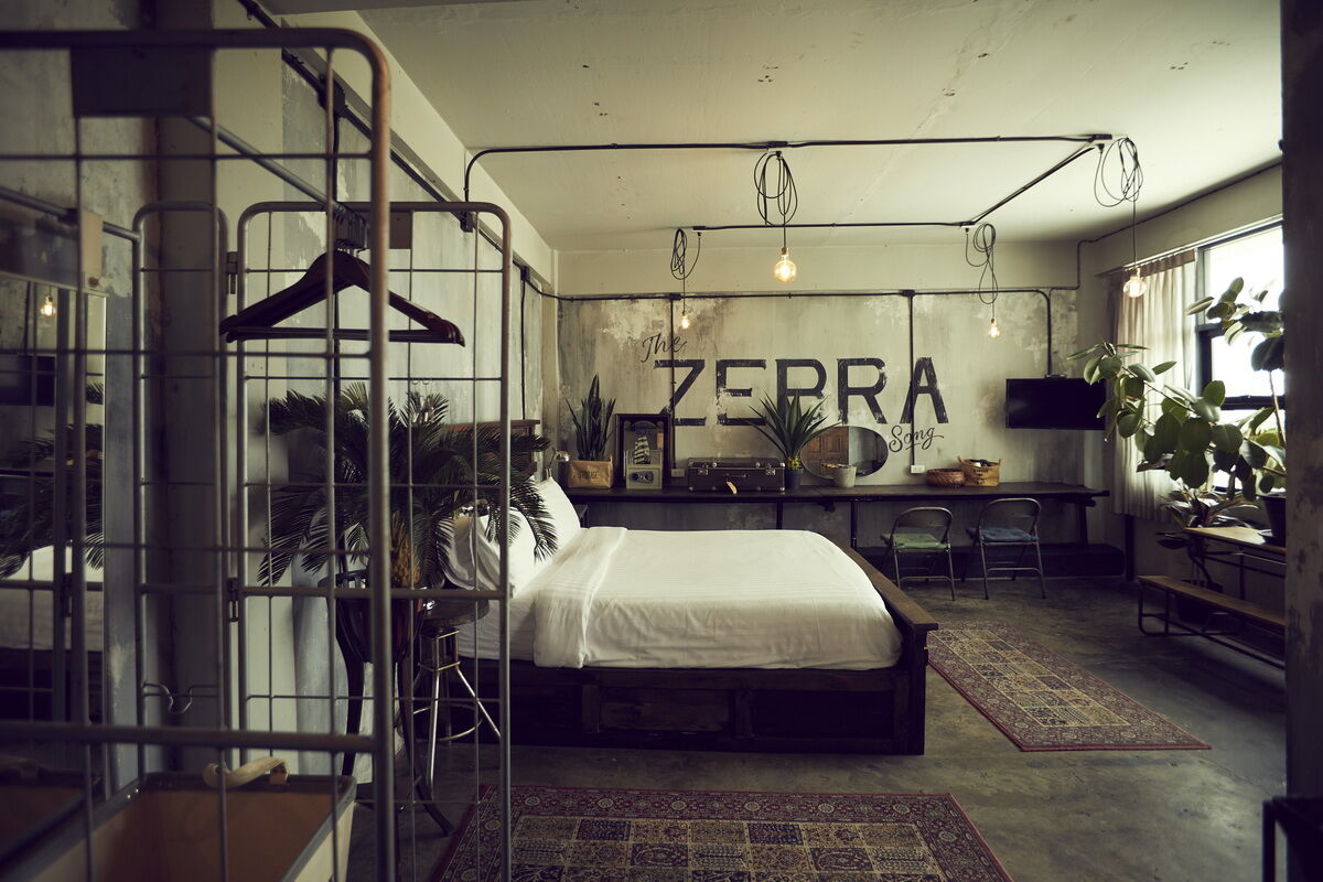 The Mustang Nero/No.7 The Zebra Song