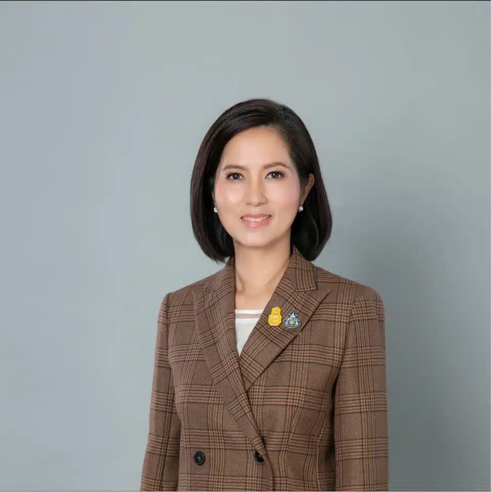 ตรีนุช เทียนทอง เกิดเมื่อ 12 กันยายน 2515 ในครอบครัวการเมือง