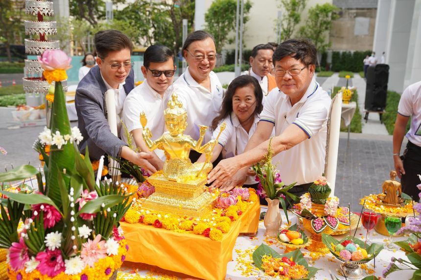 รพ.วิมุต ตั้งศาลพระพรหม