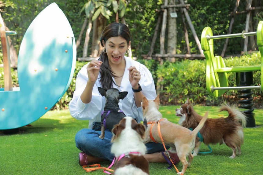 นุ่น รมิดา เล่นกับน้องหมา