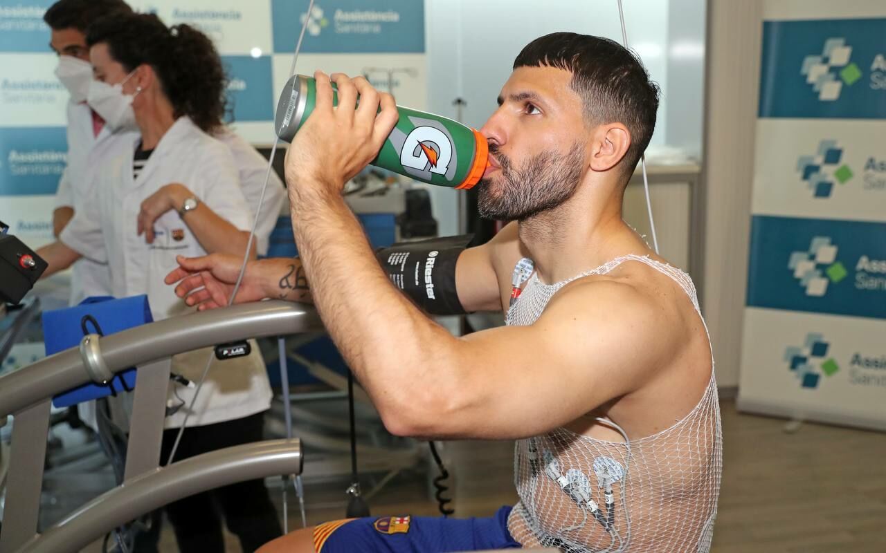 ทางการ อเกวโร่ ย้ายซบ บาร์เซโลน่า แบบไร้ค่าตัว