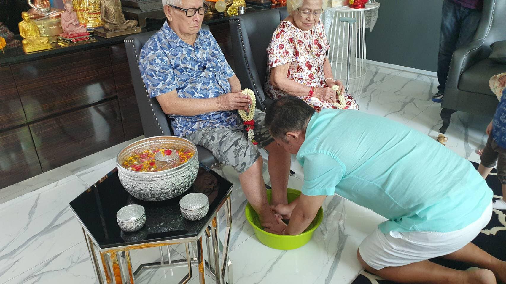 เป็ด เชิญยิ้ม