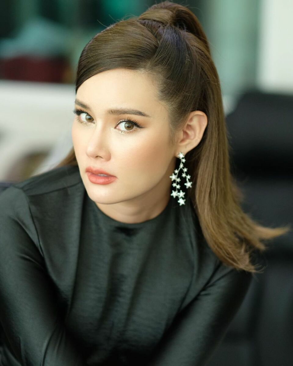 หญิง รฐา