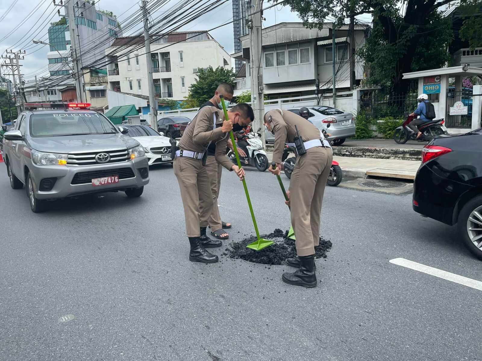 ตำรวจซ่อมถนน