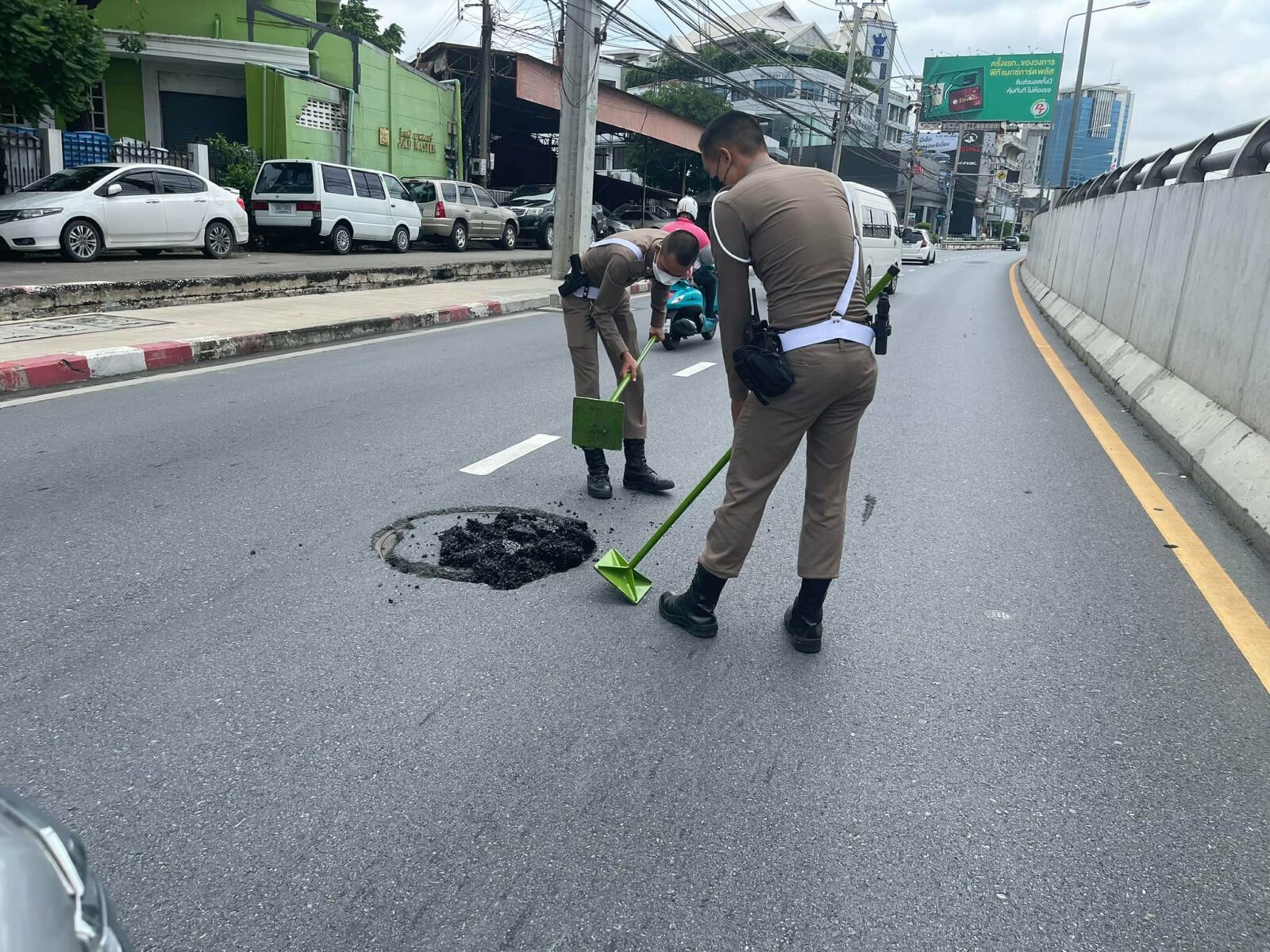 ตำรวจซ่อมถนน สนพหลโยธิน