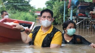 ธรรมนัส พรหมเผ่า ลุยน้ำท่วม