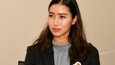 เพชรชมพู ลาออก