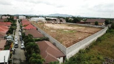 เพื่อนบ้านถมดินสูง