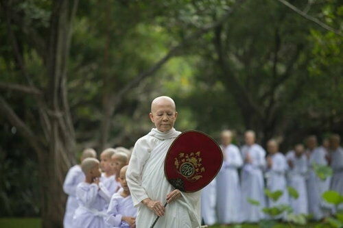 แม่ชีศันสนีย์ เสถียรสุต