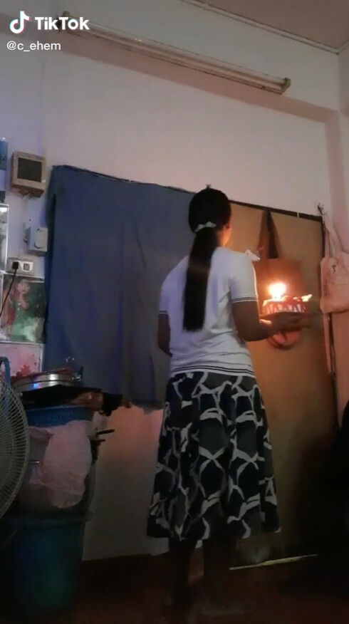 สาวยิ้มเจื่อน