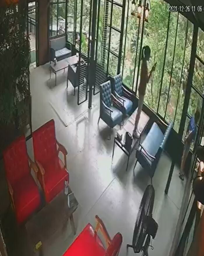 ปีนโต๊ะถ่ายรูป