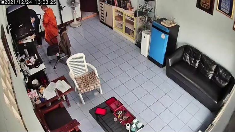 พระปลอมเป็นเจ้าหน้าที่รัฐ