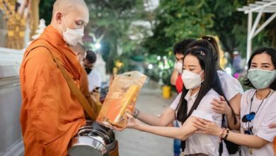 'หนิง ปณิตา' แชร์ภาพใส่บาตร 'พระมะตูม'