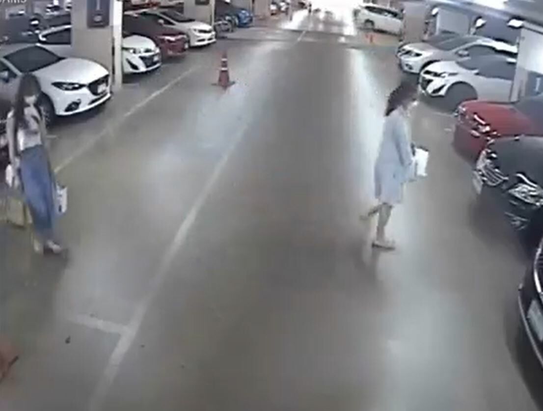 ลานจอดรถห้างสรรพสินค้า