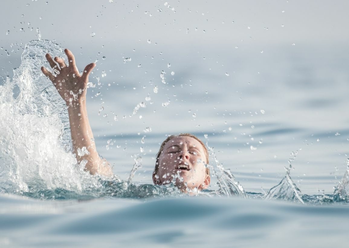 How to วิธีเอาตัวรอดเมื่อจมน้ำ