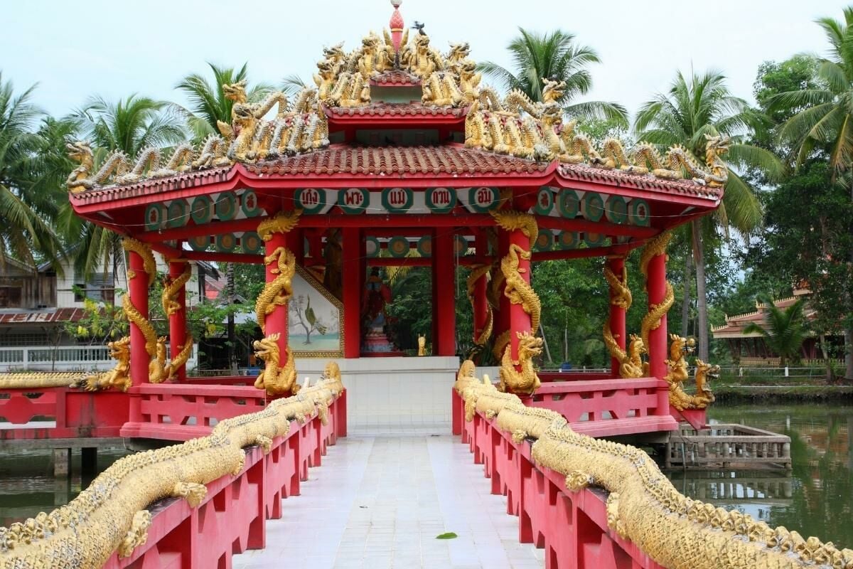 ฝันเห็นศาลเจ้าจีน สีแดง