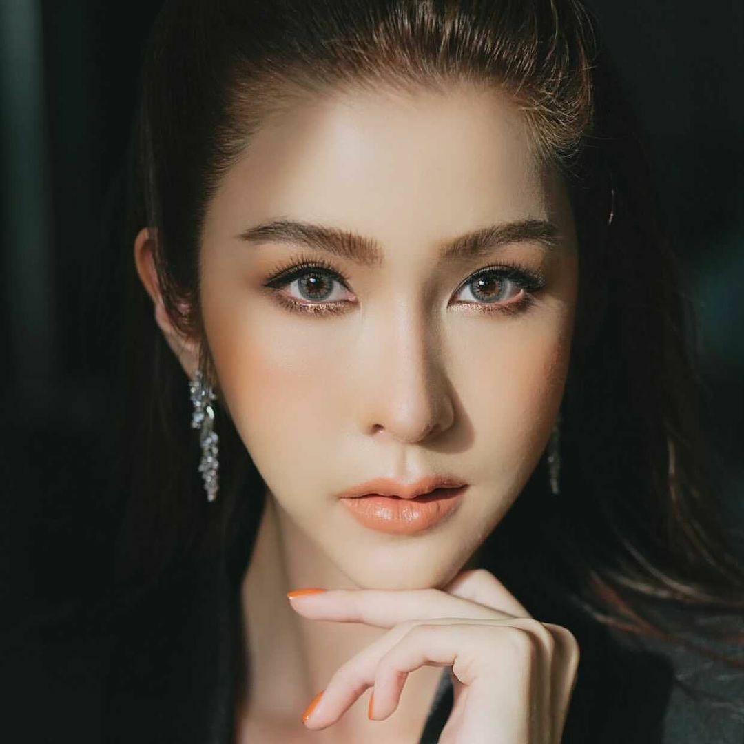 ม่านฟ้า คือใคร