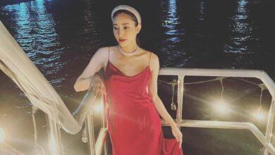 กู้ภัย เผย 'แตงโมตกเรือ' หาตัวยาก อุปสรรคหลายทาง ทั้งน้ำเชี่ยว การจราจรทางน้ำ ประกอบกับชี้จุดตกไม่ชัดเจน ยังคงค้นหาต่อเนื่องอยู่ในขณะนี้ ล่าสุด (25 ก.พ.) การค้นหาตัวดาราสาว แตงโม นิดา พัชรวีระพงษ์ ยังคงดำเนินไปอย่างต่อเนื่อง แม้จะผ่านมานานราว 12 ชั่วโมงแล้วก็ตาม กู้ภัย เผย แตงโมตกเรือ เหตุการณ์นี้ถือว่าเป็นการค้นหาที่ยาก โดยข้อมูลนี้มาจากเพจเฟซบุ๊ก ข่าวสารชลบุรี-ระยอง ที่ได้ไลฟ์สดการสัมภาษณ์เจ้าหน้าที่กู้ภัย ซึ่งปฏิบัติหน้าที่ค้นหาตัวนักแสดงสาว แตงโม เขาเผยว่าจะเริ่มค้นหาจากใต้น้ำ แต่เนื่องจากได้ข้อมูลน้อย ไม่สามารถระบุจุดตกเรือที่ชัดเจนได้ ทำให้การค้นหาต้องทำบริเวณกว้างกว่าเดิม เพียงระยะ 50 เมตร ก็อาจทำให้การค้นหาคลาดเคลื่อนไปได้แล้วนั่นเอง อีกทั้งกระแสน้ำในแม่น้ำเจ้าพระยาไหลเชี่ยวกราก น้ำขึ้น และมีการจราจรทางเรือ การค้นหาใช้วิธีทิ้งทุ่นในจุดที่คาดการณ์ว่าน่าค้นหาเจอ โดยมีการสลับทีมค้นหาตลอดตั้งแต่คืนที่ผ่านมา ในช่วงฟ้าสางมีการถอนกำลังออกไปสักครู่ เนื่องจากมีการจราจรทางเรือ อาจก่อให้เกิดอันตรายแก่ชีวิตเจ้าพนักงานได้ จึงมีการหยุดปฏิบัติการเพื่อให้เจ้าหน้าที่วางแผนใหม่ ซึ่งล่าสุดกรมเจ้าท่าได้มีประกาศควบคุมการเดินเรือ เพื่อช่วยอำนวยความสะดวกในการค้นหาตัวแตงโมแล้ว เจ้าหน้าที่ยังกล่าวอีกว่าจะปฏิบัติหน้าที่อย่างเต็มที่ เพื่อพาตัวแตงโมกลับมาให้ญาติและแฟนคลับให้ได้ และบอกเล่าจากประสบการณ์ว่าปกติแล้วร่างกายจะอิ่มน้ำหลังจากเวลาผ่านไปประมาณ 10 - 12 ชั่วโมง ทำให้มีการลอยตามกระแสน้ำขึ้นมาเหนือผิวน้ำ ซึ่งอาจลอยห่างไปจากจุดเดิมได้ แต่ทั้งนี้อุณหภูมิของน้ำก็มีผล ซึ่งช่วงนี้กระแสน้ำเย็นอาจทำให้การพบร่างช้ากว่าปกติ นอกจากนี้ยังมีเจ้าหน้าที่อีกหนึ่งชุดคอยขับเจ็ตสกีเพื่อลาดตระเวนบริเวณผิวน้ำ แนะประชาชนหากพบเห็นสามารถแจ้งกรมเจ้าท่าหรือตำรวจ เพื่อให้ประสานงานกับเจ้าหน้าที่ ไปพิสูจน์วัตถุที่พบได้ พร้อมอธิบายเพิ่มเติมว่าหากแตงโมมีสติอยู่ อาจพยายามขึ้นมาที่ผิวน้ำตะโกนขอความช่วยเหลือได้ทันที แต่กรณีนี้อาจเป็นไปได้ว่าสลบทันทีที่จมลงน้ำ มีโอกาสได้รับบาดเจ็บ ช่วยเหลือตัวเองไม่ได้ ก็อาจทำให้สูญหายไปเลยได้ ไม่ว่าอย่างไร The Thaiger ก็ขอเป็นอีกหนึ่งกำลังใจให้กับการปฏิบัติงานของเจ้าหน้าที่ และขอให้พบตัวสาวแตงโมโดยเร็วนะคะ อ้างอิงจาก เฟซบุ๊ก ข่าวสารชลบุรี-ระยอง น่ารักมาก! ‘แตงโม นิดา’ โพสต์หวานถึงแฟนหนุ่ม เอาหัวใจผูกกันไว้เพื่อเป็นพลัง ปรบมือ! ‘แตงโม นิดา’ ไลฟ์ขายเสื้อผ้าปลดหนี้ 10 ล้าน ได้ครึ่งทางแล้ว ‘แตงโม นิดา’ คว้าปริญญาตรีใบแรกเพื่อพ่อสำเร็จ เผยภาพแชตบอกคุณพ่อ ? ดาวน์โหลดแอปพลิเคชัน The Thaiger ? Google Play Store ? App Store