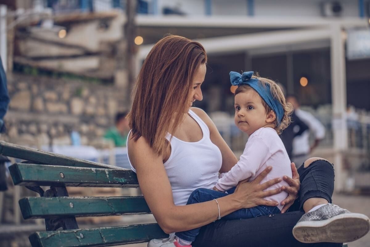 ฝันว่าได้อุ้มเด็กผู้หญิงน่ารัก