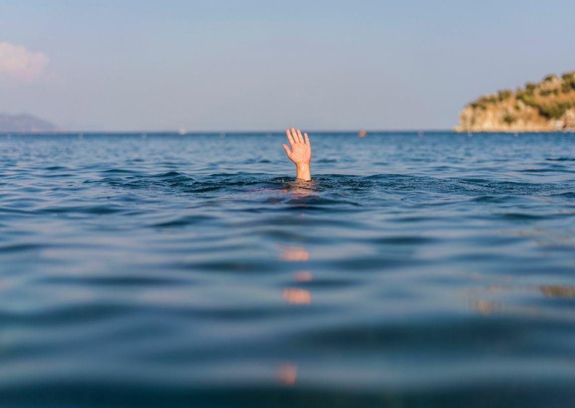 วิธีเอาตัวรอดเมื่อจมน้ำ