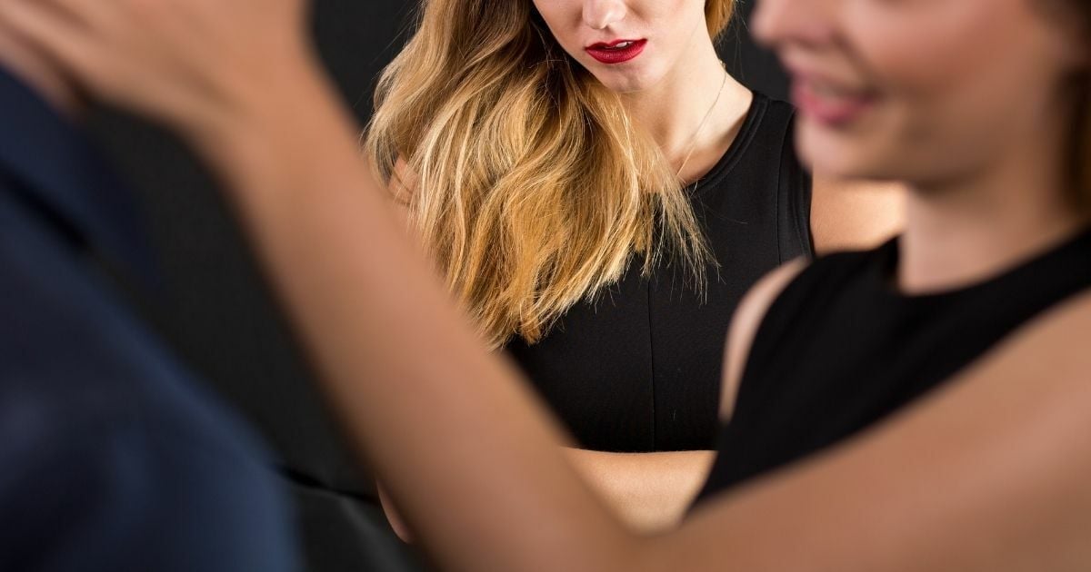 ฝันว่าแฟนนอกใจกับคนรู้จัก