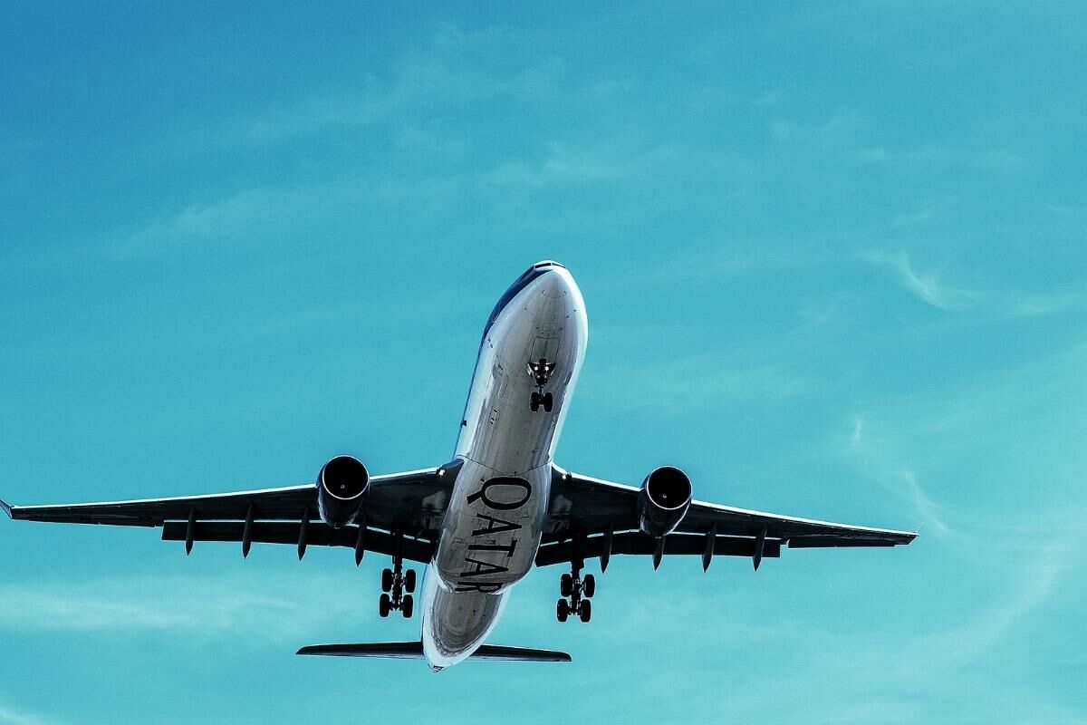 ฝันว่าขึ้นเครื่องบินไปเที่ยว