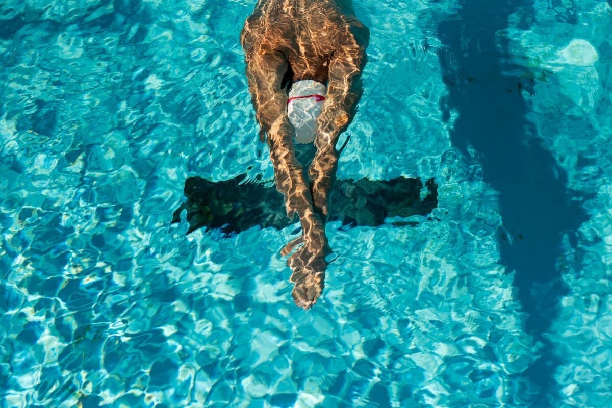 ฝันว่าว่ายน้ำในสระ