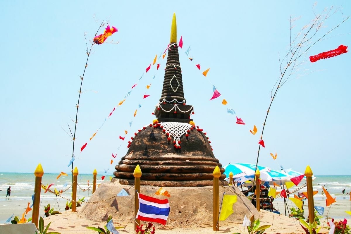 รวมที่เที่ยวสงกรานต์ วันไหลบางแสน