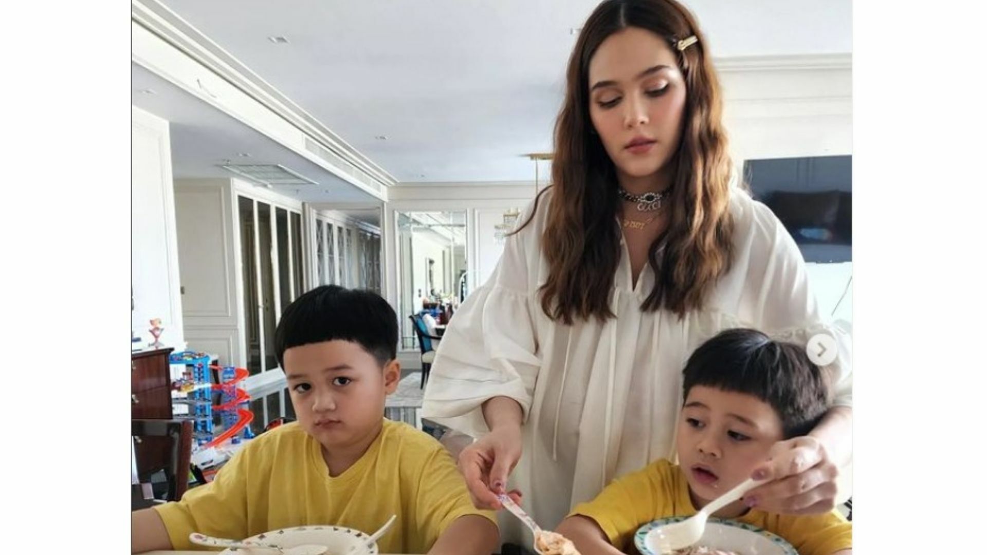 ชมพู่ อารยา โพสต์ภาพลูกสาว ลง IG ติดภาพ สายฟ้า-พายุ ยืนมองน้องคนเล็ก