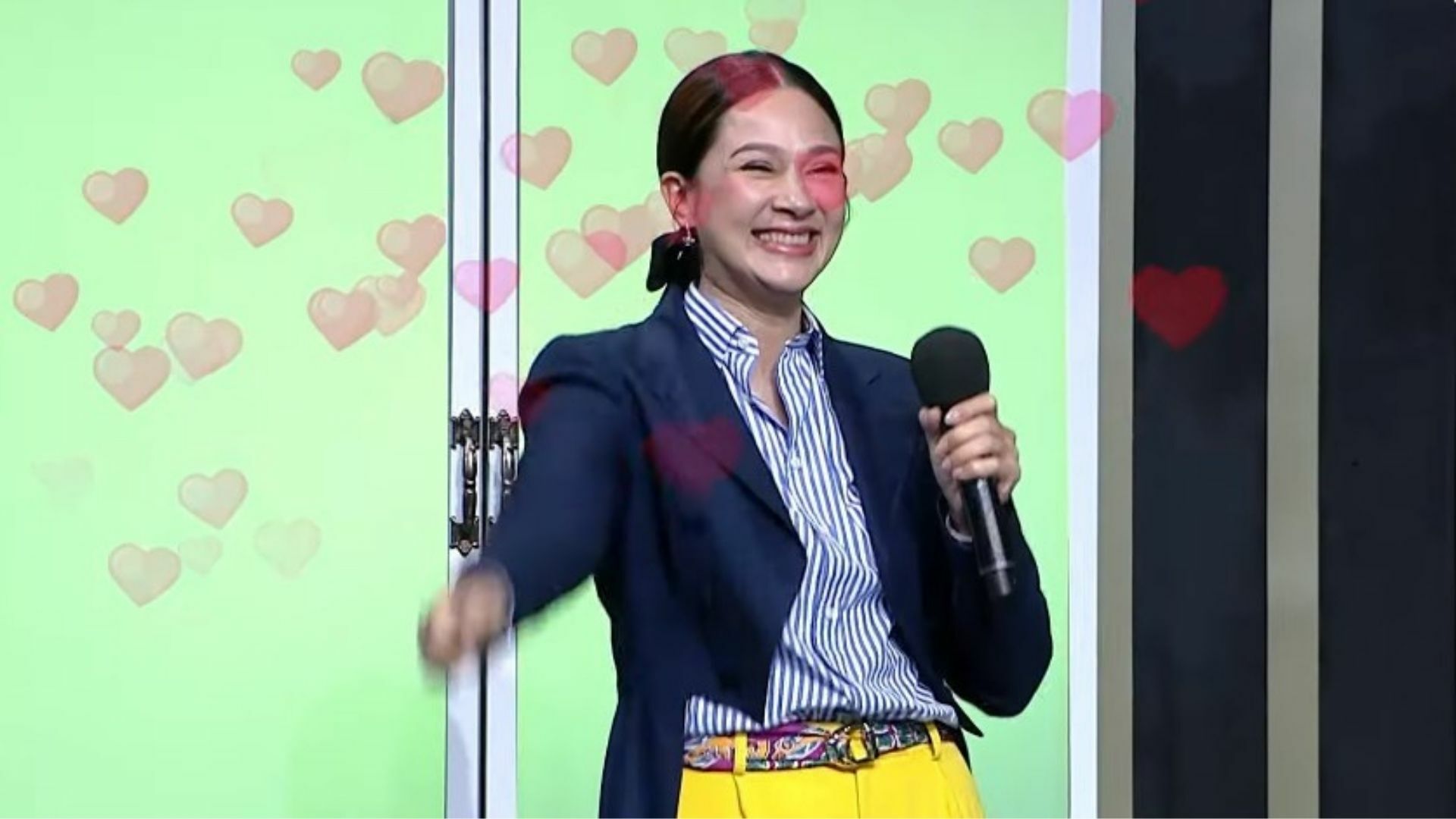 แหม่ม คัทลียา ร้องข้ามกำแพง