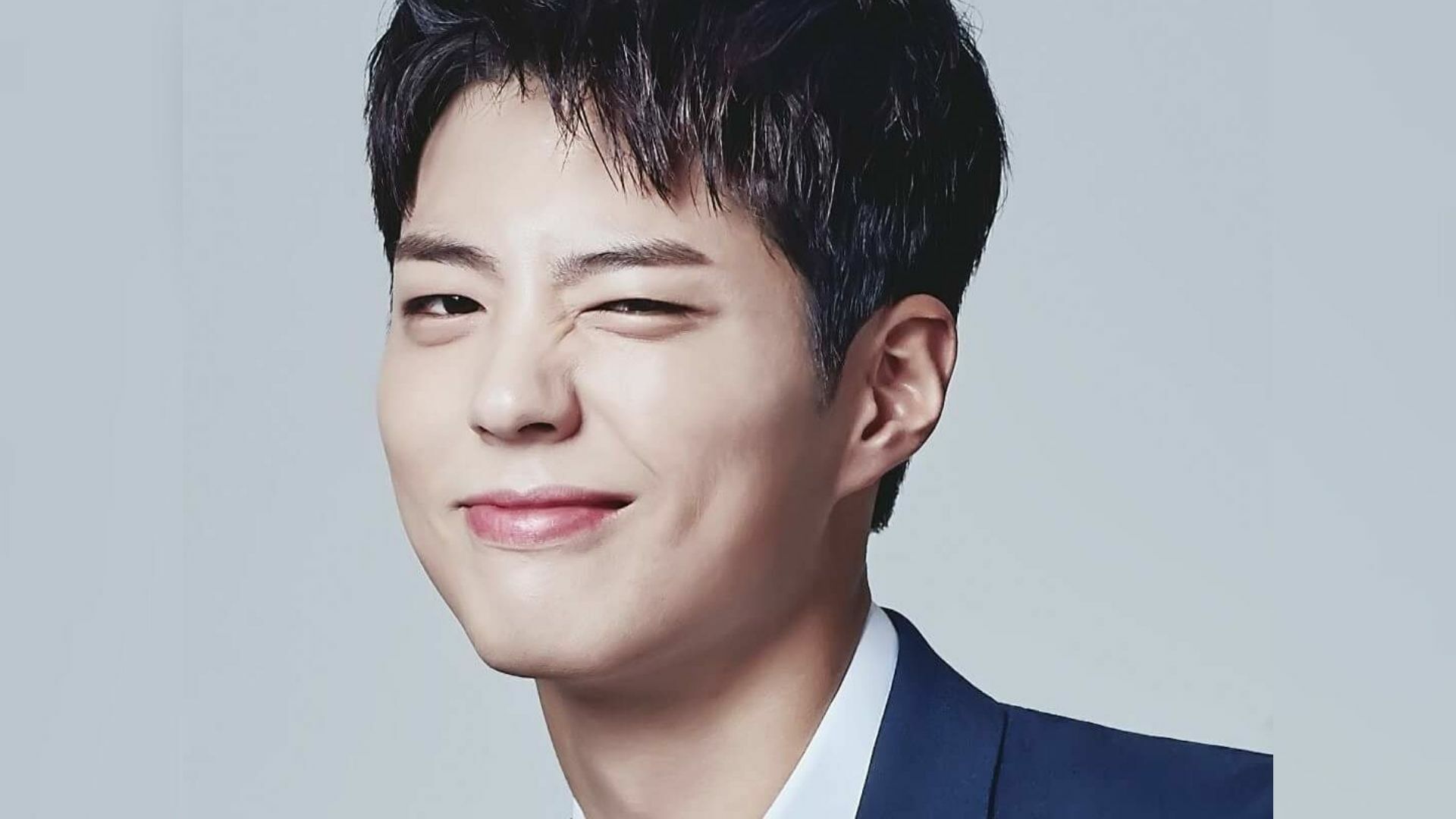 น่ารักมาก ! พัคโบกอมถึงไทยแล้ว แจกความสดใส ทักทายแฟนคลับกลางสนามบินสุวรรณภูมิ