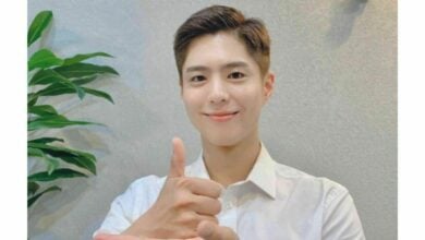 น่ารักมาก ! พัคโบกอมถึงไทยแล้ว แจกความสดใส ทักทายแฟนคลับกลางสนามบินสุวรรณภูมิ 