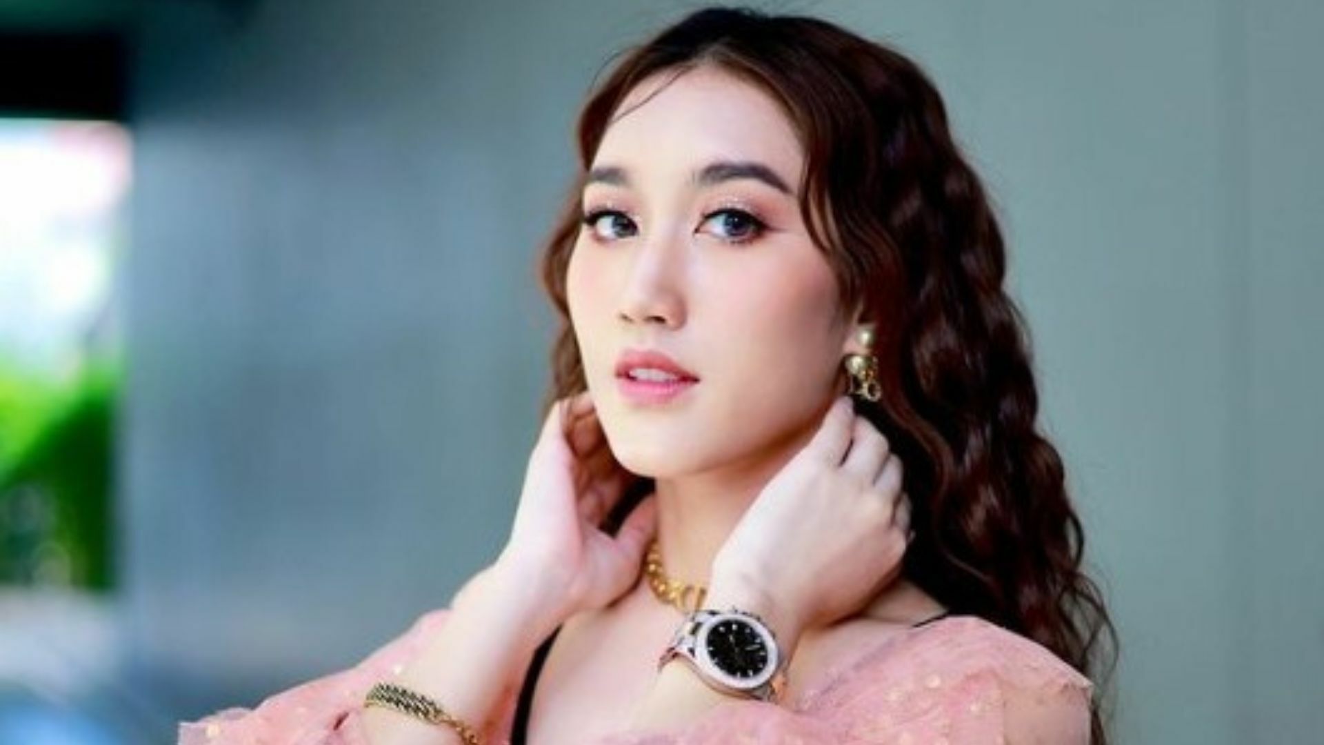เบสท์ รักษ์วนีย์ ขึ้นแท่นยูทูบเบอร์ร้อยล้าน ปลดหนี้ให้พ่อสำเร็จ ลั่น ! ความรักกับ ตงตง ไม่ใช่กระแส