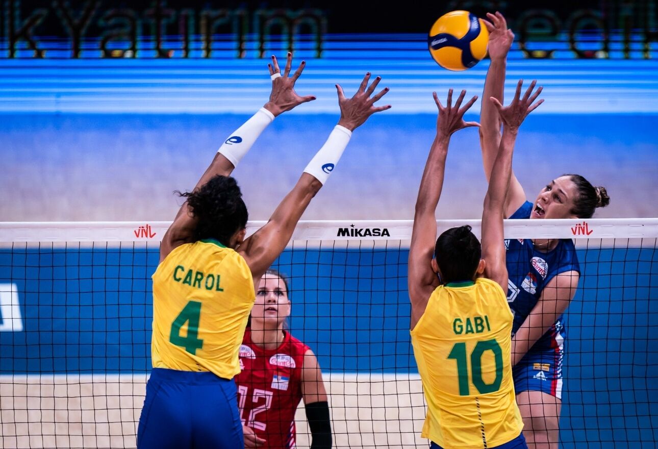 วอลเลย์บอลหญิงบราซิล บล็อกลูกตบ จากวอลเลย์บอลหญิงเซอร์เบีย