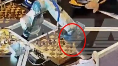 หุ่นยนต์หักนิ้วเด็ก