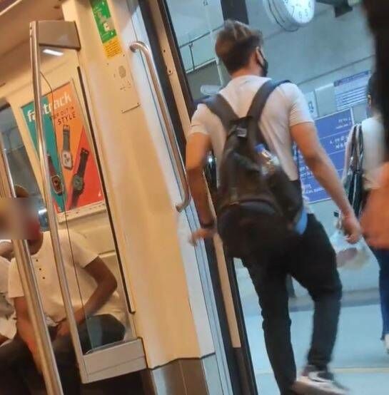 คนอินเดีย ตบกันบนรถไฟฟ้า
